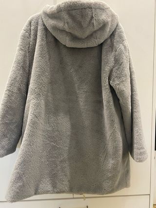 Parka plateada con capucha y pelo