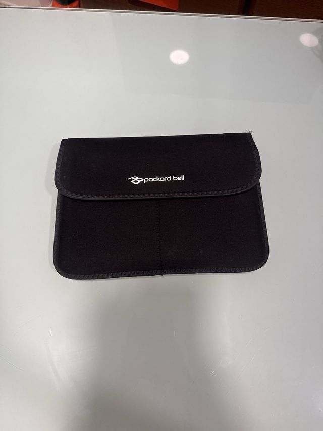Packard Bell con funda negra