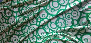 Tela con estampado de círculos verdes