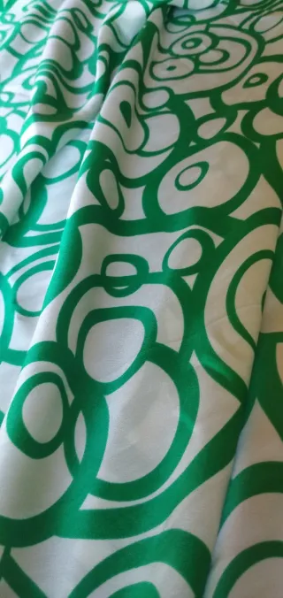 Tela con estampado de círculos verdes