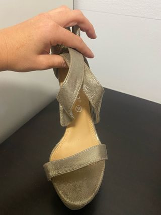 Sandalias de tacón doradas