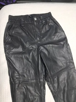 Pantalón polipiel negro