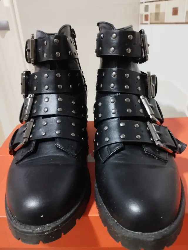 Botines negros con tachuelas y hebillas