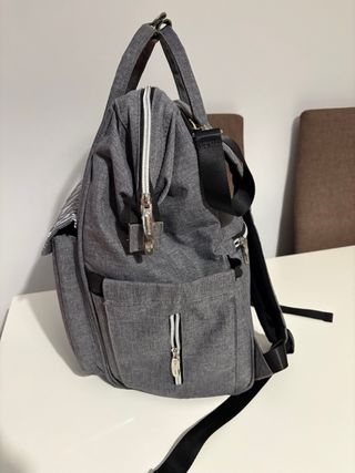 Mochila gris con estampado de flechas