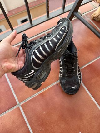 Zapatillas Nike Negras y Plateadas