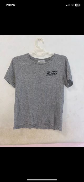 Camiseta gris con texto