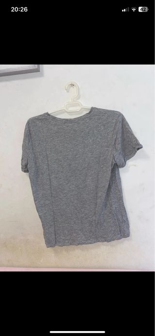 Camiseta gris con texto