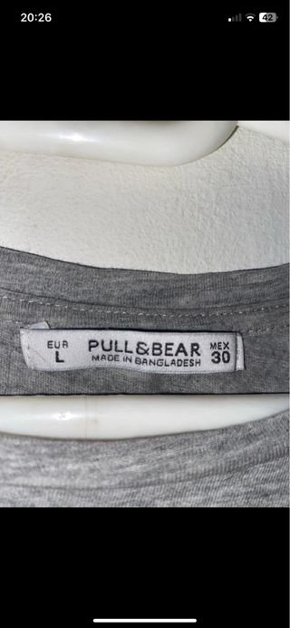 Camiseta gris con texto