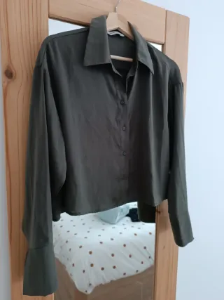 Blusa crop top verde oliva