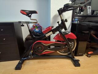 Bicicleta estática roja y negra