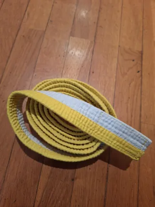 Kimono infantil blanco y cinturón blaco/amarillo 