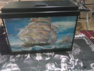 Acuario decorativo con barco