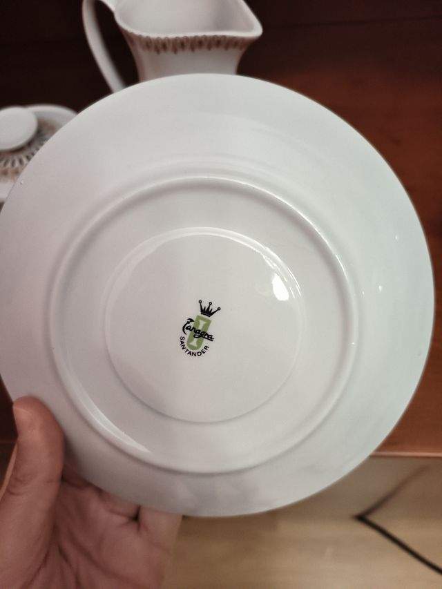 Juego de tazas y jarras de porcelana