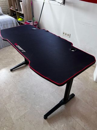 Mesa Gaming Drift Negra y contorno rojo.