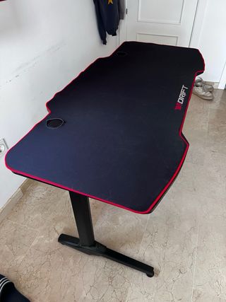 Mesa Gaming Drift Negra y contorno rojo.