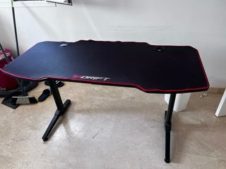 Mesa Gaming Drift Negra y contorno rojo.