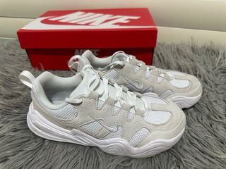 Zapatillas Nike Beige y Blancas