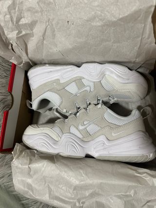 Zapatillas Nike Beige y Blancas