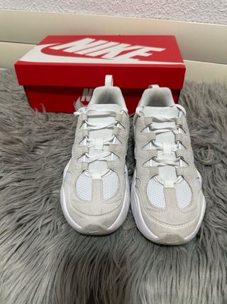Zapatillas Nike Beige y Blancas