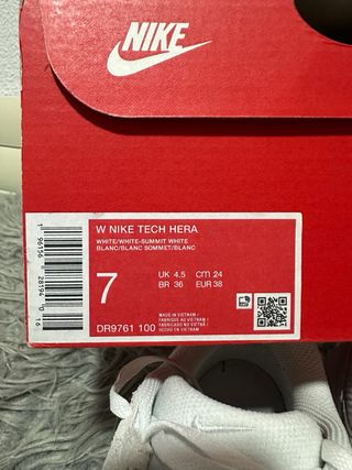 Zapatillas Nike Beige y Blancas