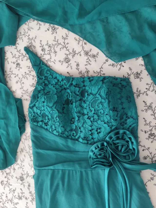 Vestido de fiesta verde azulado con encaje