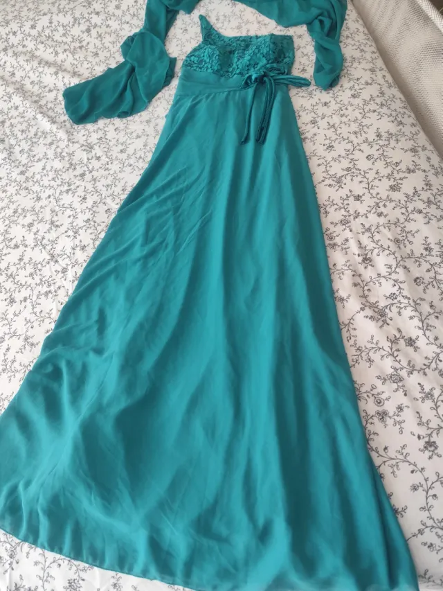 Vestido de fiesta verde azulado con encaje