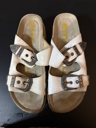 Sandalias blancas con hebillas plateadas