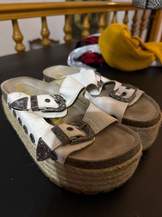 Sandalias blancas con hebillas plateadas