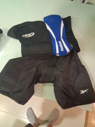 Protecciones Hockey JDP y pantalón

 Reebok