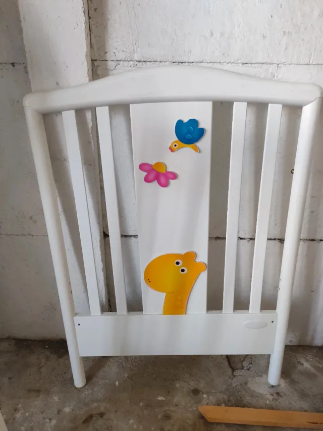 Lettino per bambini con decorazioni