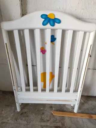 Lettino per bambini con decorazioni