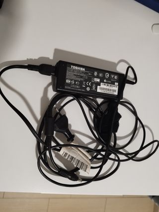 Cargador Toshiba portátil antiguo