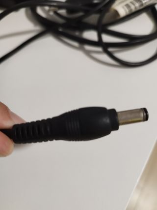 Cargador Toshiba portátil antiguo