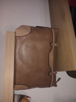 Bolso de mano beige y marrón
