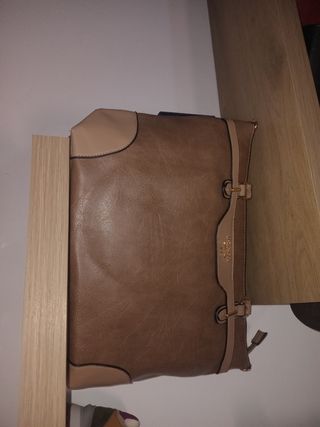 Bolso de mano beige y marrón