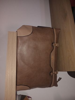Bolso de mano beige y marrón