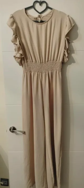 Mono largo beige con volantes