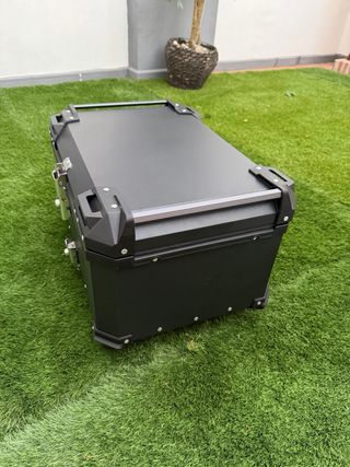 Maleta aluminio moto 65L nueva sin usar.