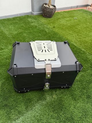 Maleta aluminio moto 65L nueva sin usar.