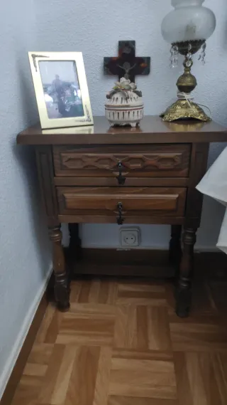 Mesita de noche de madera