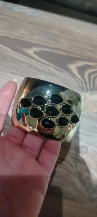 Pulsera AVON dorada con detalles negros