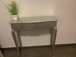 Mesa decorativa plateada con cajón nueva