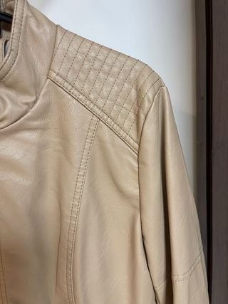 Chaqueta polipiel beige