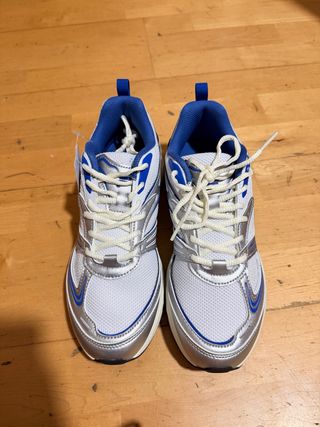 Zapatillas Fila blancas, azules y plateadas