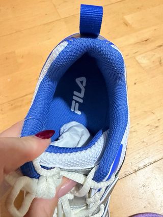 Zapatillas Fila blancas, azules y plateadas