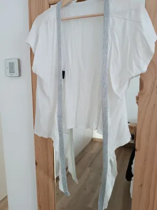 Chaqueta corta blanca con cintas plateadas