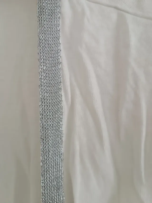 Chaqueta corta blanca con cintas plateadas