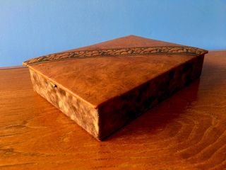Caja antigua de cuero genuino repujado; siglo XXe