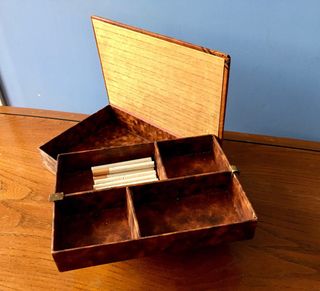 Caja antigua de cuero genuino repujado; siglo XXe