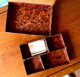 Caja antigua de cuero genuino repujado; siglo XXe
